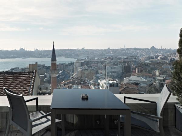 Witt Istanbul Suites : photo 3 de la chambre hébergement lit king-size panoramique avec terrasse