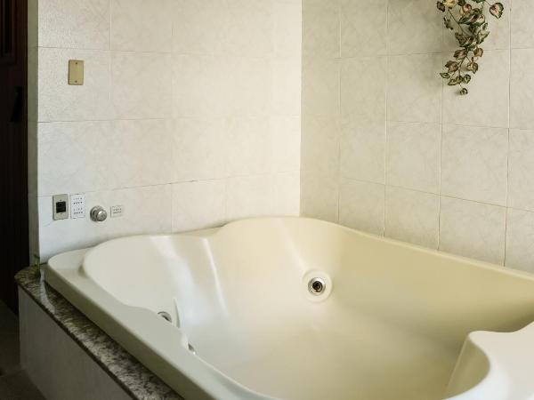 Midway Hotel : photo 1 de la chambre chambre double deluxe avec baignoire