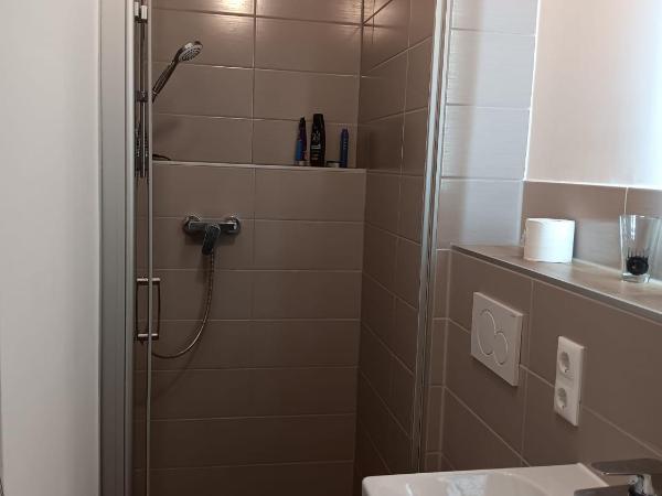 Zimmer mit Gemeinschaftsbad in München : photo 2 de la chambre chambre simple avec toilettes et douche communes