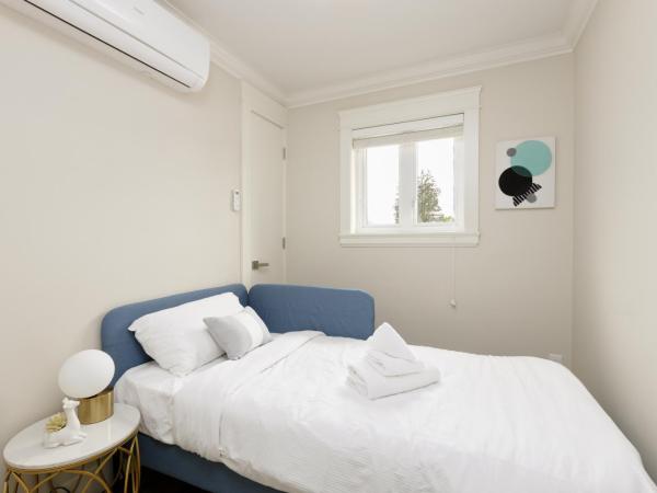 Charming Retreat Near Downtown- Cozy Oasis on Nanaimo St : photo 1 de la chambre chambre simple