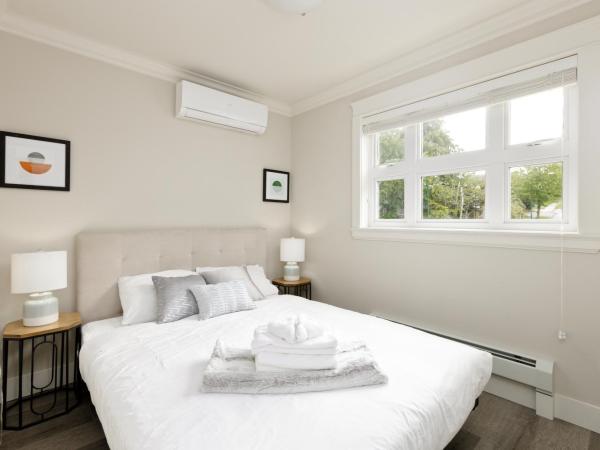 Charming Retreat Near Downtown- Cozy Oasis on Nanaimo St : photo 2 de la chambre chambre lit queen-size