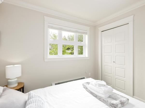 Charming Retreat Near Downtown- Cozy Oasis on Nanaimo St : photo 1 de la chambre chambre lit queen-size