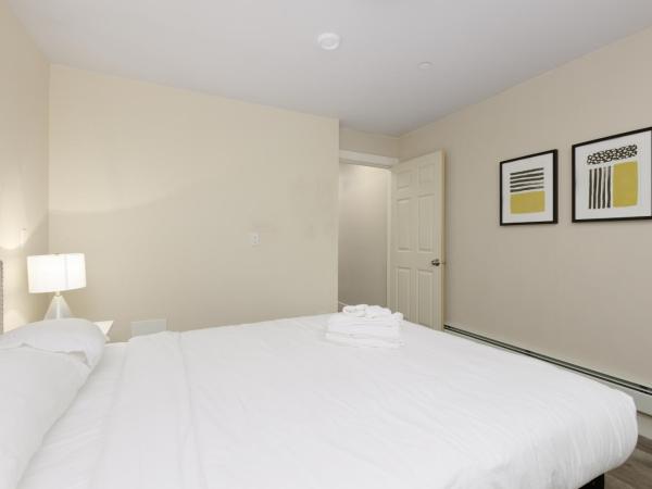 Charming Retreat Near Downtown- Cozy Oasis on Nanaimo St : photo 1 de la chambre chambre lit queen-size