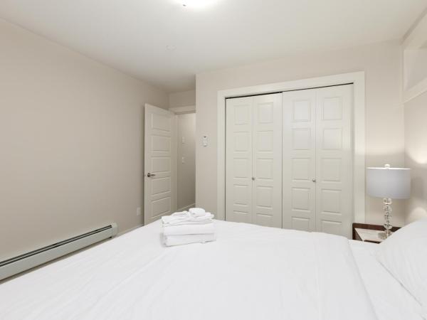 Charming Retreat Near Downtown- Cozy Oasis on Nanaimo St : photo 1 de la chambre chambre lit queen-size