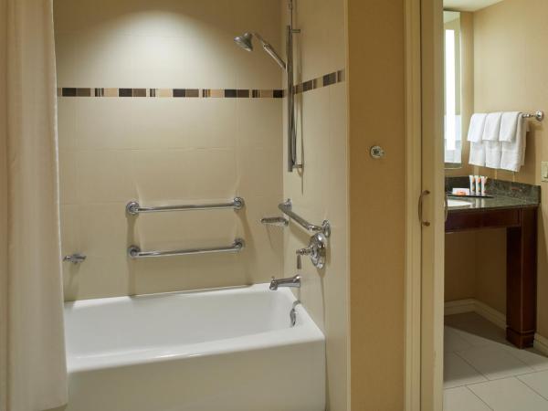 Hilton Hawaiian Village Waikiki Beach Resort : photo 4 de la chambre hébergement 2 lits doubles - baignoire accessible aux personnes à mobilité réduite - tour rainbow - côté océan