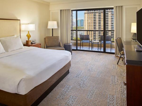 Hilton Hawaiian Village Waikiki Beach Resort : photo 3 de la chambre hébergement lit king-size tour ali'i - vue sur complexe