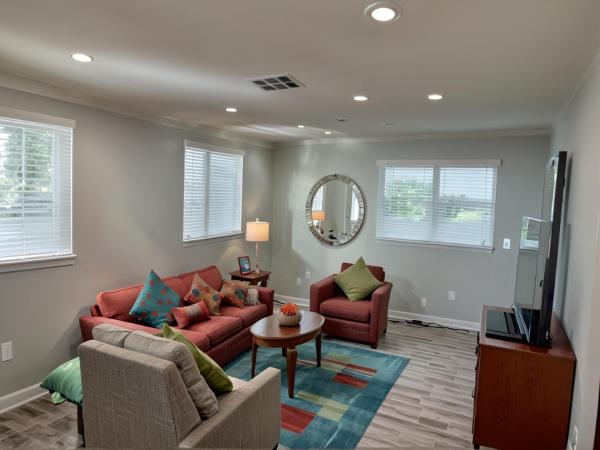 Hollywood Homes minutes to everything SPACIOUS AND FREE PARKING : photo 3 de la chambre three-bedroom townhouse at andrews