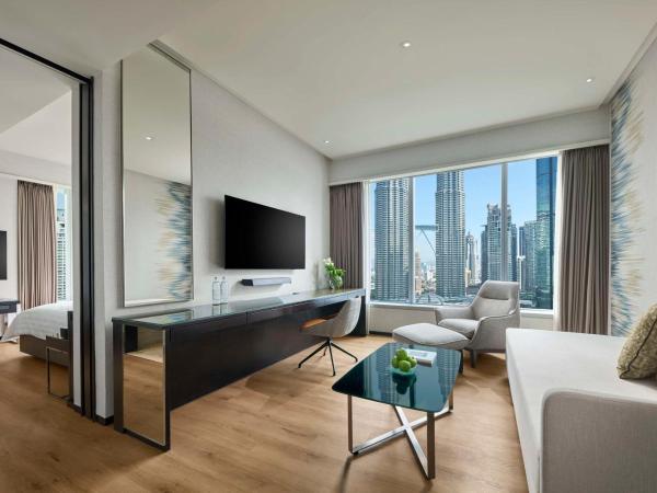 Traders Hotel, Kuala Lumpur : photo 2 de la chambre suite lits jumeaux - vue sur tours jumelles