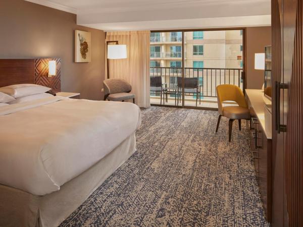 Hilton Hawaiian Village Waikiki Beach Resort : photo 2 de la chambre chambre lit king-size avec baignoire et vue sur le complexe hôtelier tapa - accessible aux personnes à mobilité réduite