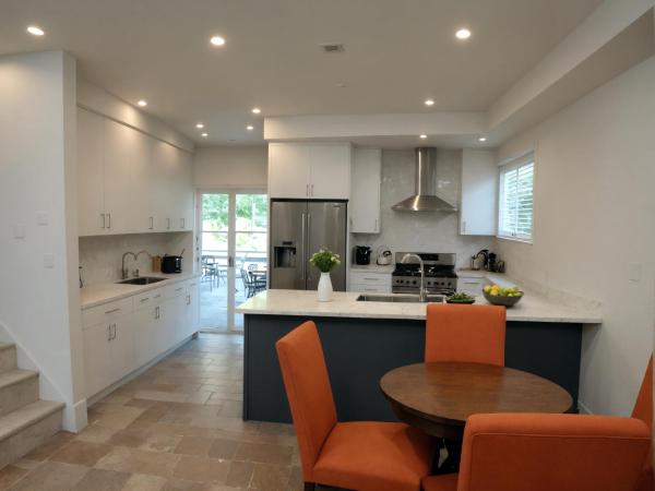 Hollywood Homes minutes to everything SPACIOUS AND FREE PARKING : photo 2 de la chambre four-bedroom townhouse at mariposa