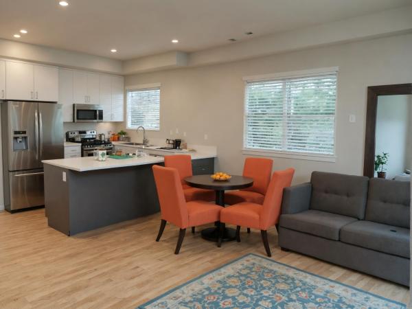 Hollywood Homes minutes to everything SPACIOUS AND FREE PARKING : photo 4 de la chambre four-bedroom townhouse at mariposa