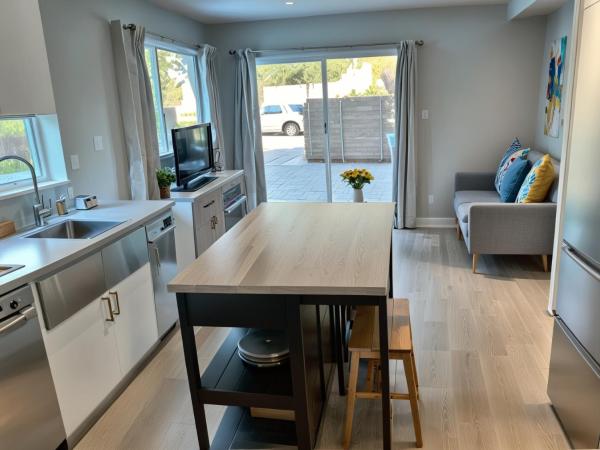 Hollywood Homes minutes to everything SPACIOUS AND FREE PARKING : photo 2 de la chambre three-bedroom townhouse at normandie