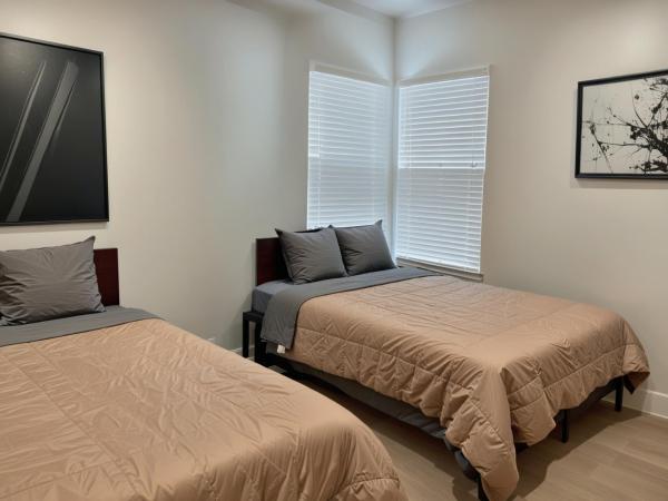 Hollywood Homes minutes to everything SPACIOUS AND FREE PARKING : photo 4 de la chambre four-bedroom townhouse at manhattan