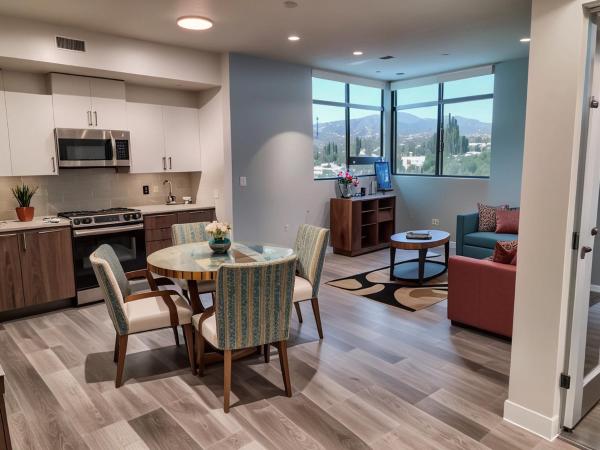 Hollywood Homes minutes to everything SPACIOUS AND FREE PARKING : photo 2 de la chambre two-bedroom apartment at melrose