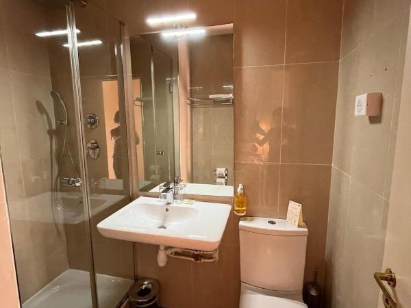 Les Quatre Dauphins : photo 1 de la chambre chambre double