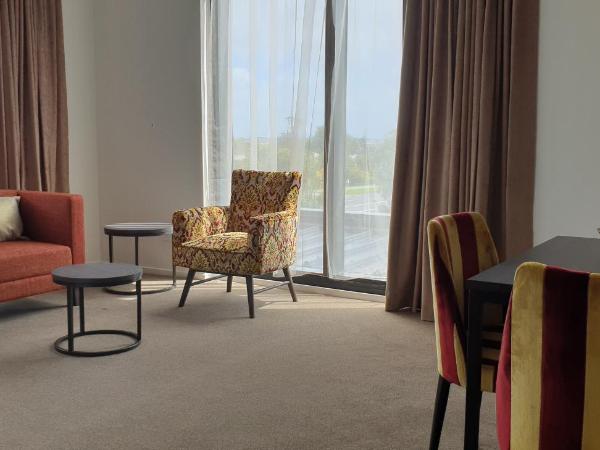 Ramada Suites by Wyndham Auckland Manukau Pacfic Centre : photo 2 de la chambre suite 1 chambre lit king-size - non-fumeurs