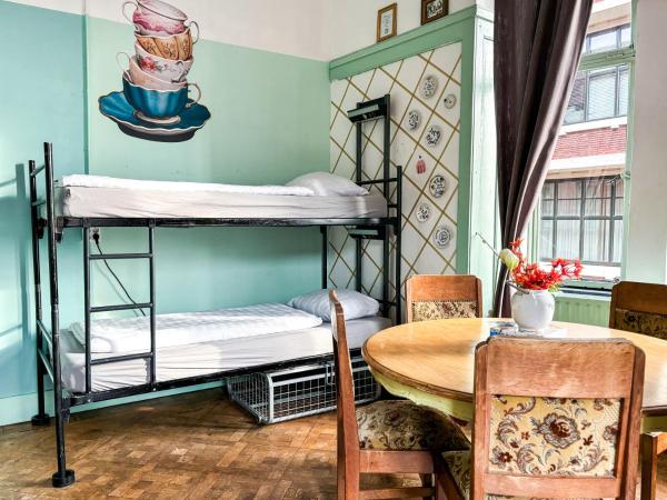 Hostel ROOM Rotterdam : photo 2 de la chambre lit dans dortoir mixte de 5 lits