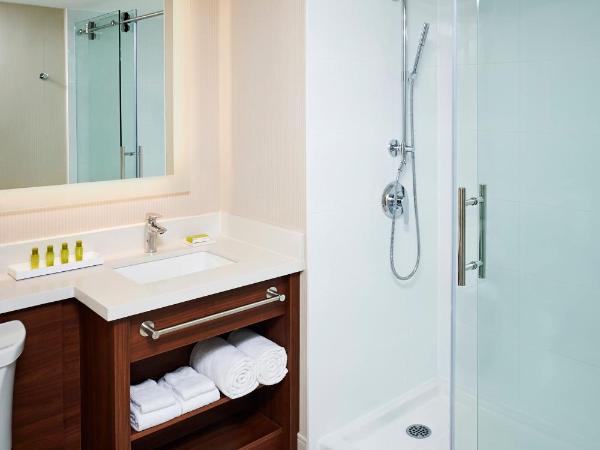 Delta Hotels by Marriott Toronto Mississauga : photo 7 de la chambre hébergement de luxe lit king-size