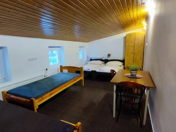 OKSZI Vendégház : photo 2 de la chambre chambre quadruple avec salle de bains privative