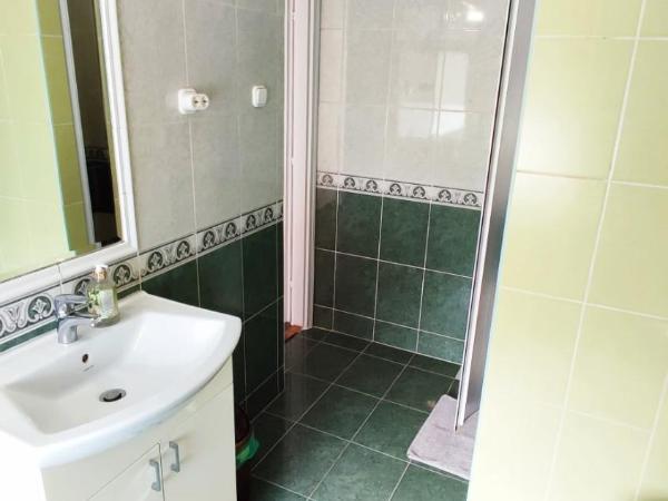 OKSZI Vendégház : photo 4 de la chambre chambre quadruple avec salle de bains privative