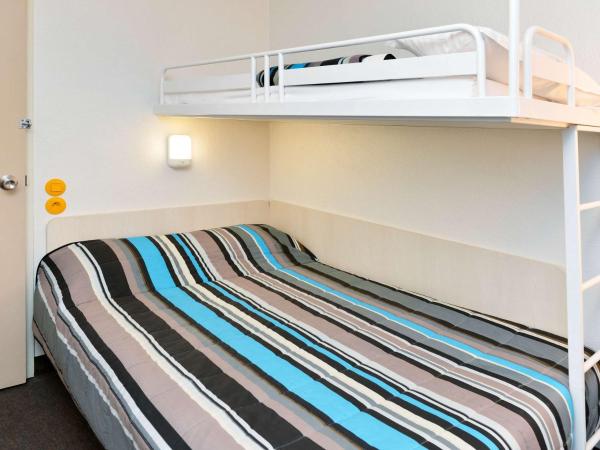hotelF1 Tours Nord : photo 1 de la chambre chambre triple avec 1 lit double et 1 lit superposé