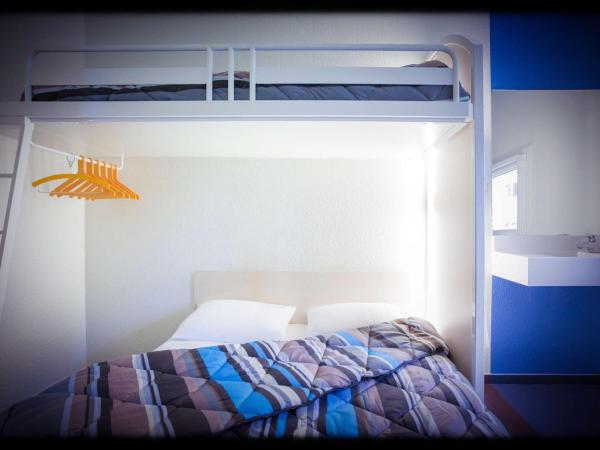hotelF1 Tours Nord : photo 3 de la chambre chambre triple avec 1 lit double et 1 lit superposé