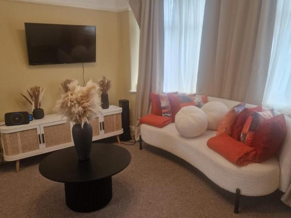 Loola's House : photo 1 de la chambre chambre double avec salle de bains commune