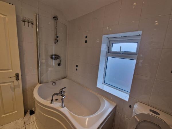 Loola's House : photo 1 de la chambre chambre double ou lits jumeaux avec salle de bains commune