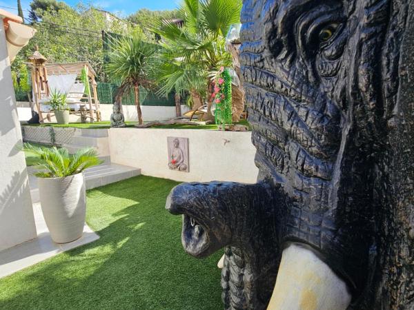 Ô Balinais mini villa avec spa et piscine privatif : photo 7 de la chambre chambre lit queen-size - vue sur piscine