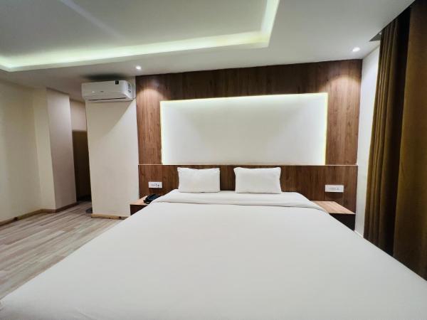 Hotel Nirakar : photo 6 de la chambre suite deluxe avec lit king-size