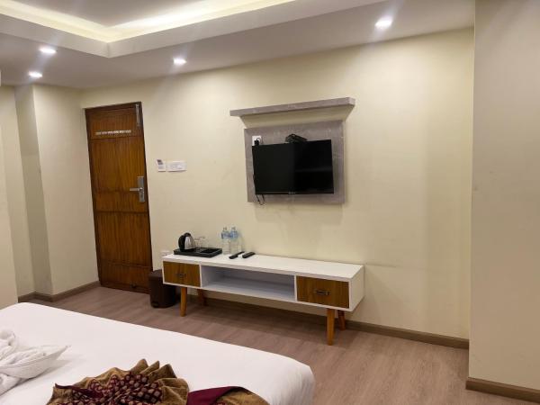 Hotel Nirakar : photo 4 de la chambre suite deluxe avec lit king-size