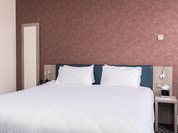 Best Western Carlton Hotel : photo 1 de la chambre superior with family room with one king and one single beds and walk-in shower - mobility accessible