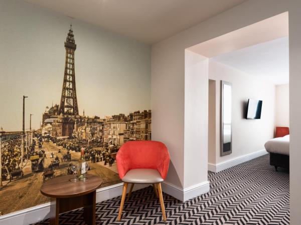 Best Western Carlton Hotel : photo 3 de la chambre superior with family room with one king and one single beds and walk-in shower - mobility accessible