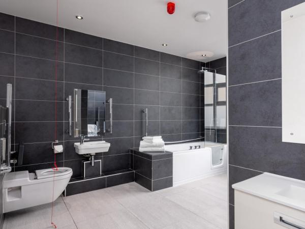 Best Western Carlton Hotel : photo 2 de la chambre superior with family room with one king and one single beds and walk-in shower - mobility accessible