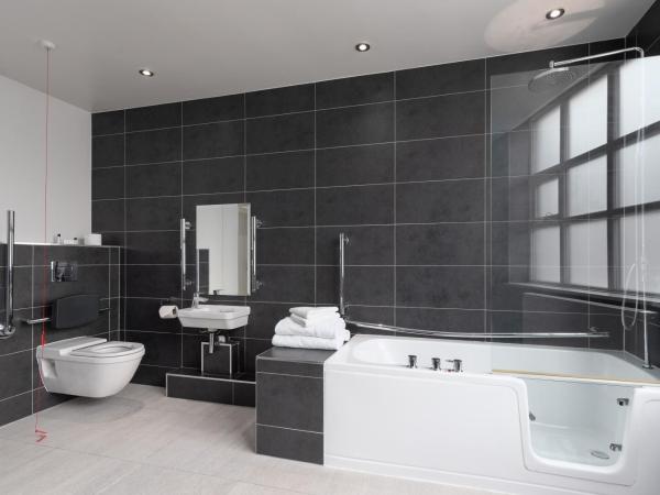 Best Western Carlton Hotel : photo 4 de la chambre superior with family room with one king and one single beds and walk-in shower - mobility accessible