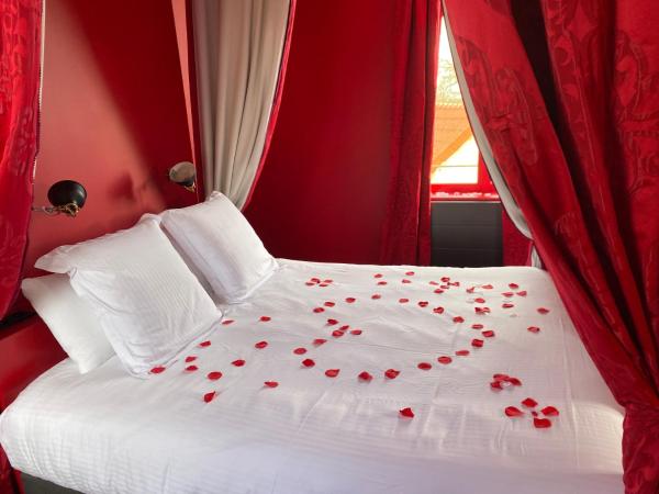 Logis - Hotel Restaurant La Maison à Pan De Bois - Chambre Napoléon III : photo 9 de la chambre chambre deluxe