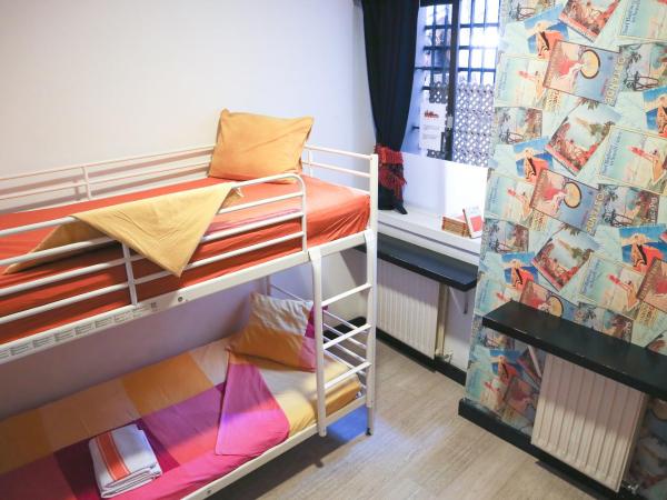 Hostels Meetingpoint : photo 1 de la chambre chambre lits jumeaux avec salle de bains commune