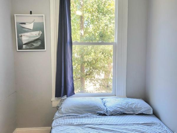 Budget Bed Room near Downtown Inner Harbor w Free Parking : photo 1 de la chambre chambre double avec salle de bains commune