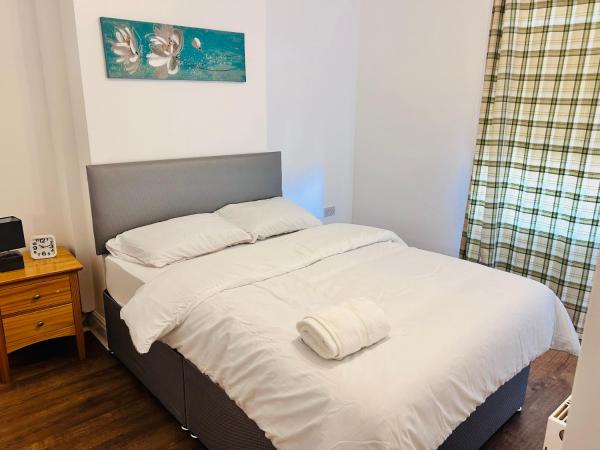 Charming Double Bed Room in New Moston : photo 1 de la chambre chambre double