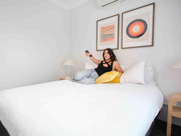 The Village Surry Hills : photo 4 de la chambre chambre double avec salle de bains