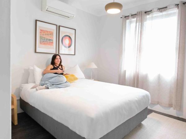 The Village Surry Hills : photo 1 de la chambre chambre double avec salle de bains