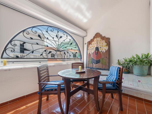 The Mermaid and The Pearl Boutique B&B : photo 3 de la chambre chambre lit queen-size avec salle de bains commune 