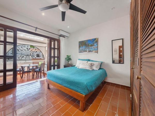 The Mermaid and The Pearl Boutique B&B : photo 1 de la chambre chambre lit queen-size avec salle de bains commune 