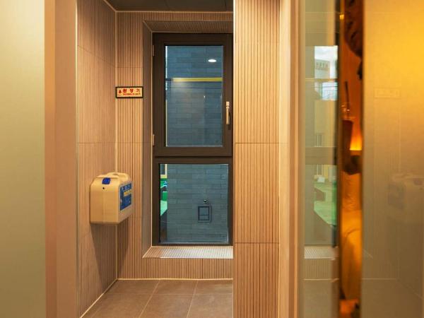 신촌 메이븐 호텔 : photo 6 de la chambre chambre supérieure lit queen-size