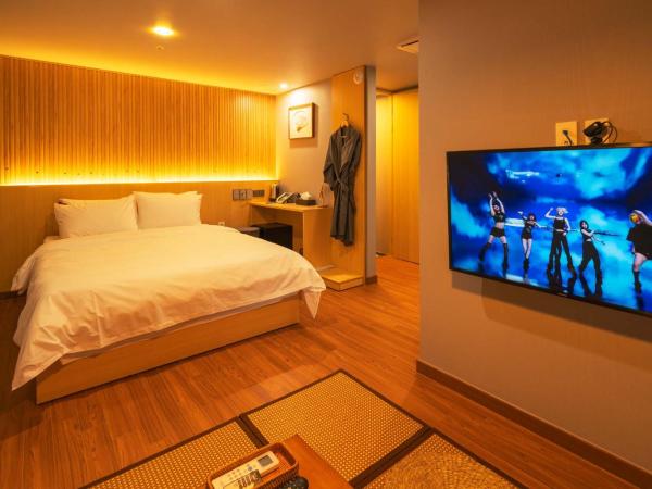 신촌 메이븐 호텔 : photo 2 de la chambre chambre supérieure lit queen-size