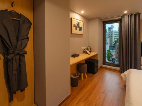 신촌 메이븐 호텔 : photo 4 de la chambre chambre lit queen-size deluxe