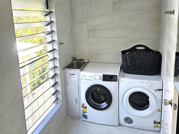 Mango Tree Holiday Apartments : photo 6 de la chambre appartement avec balcon