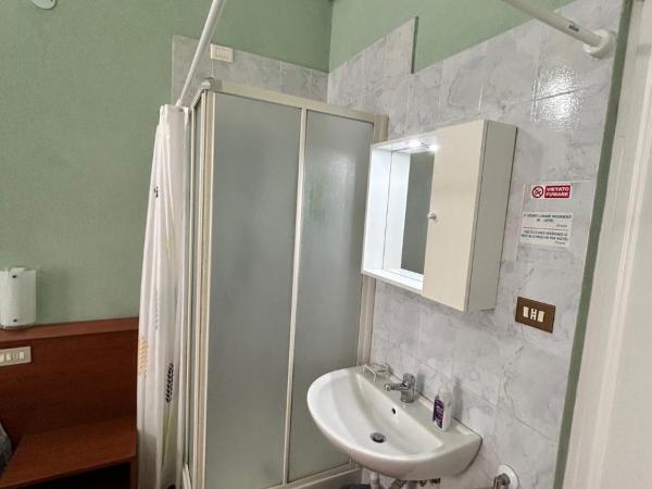 Hotel Barone : photo 7 de la chambre chambre triple confort avec douche