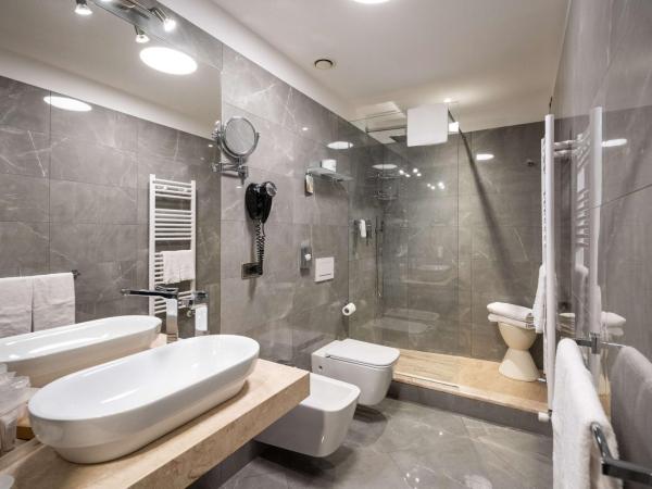 Best Western Plus Hotel Genova : photo 10 de la chambre chambre classique avec 1 lit queen-size et des lits jumeaux