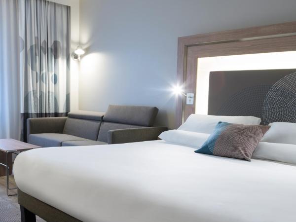 Novotel Château de Versailles : photo 1 de la chambre chambre supérieure avec lit queen-size et canapé-lits jumeaux